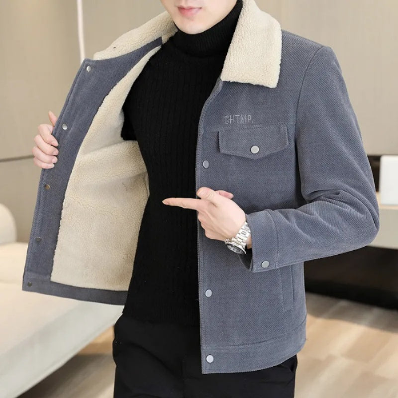 Modische einfarbige Herrenjacke mit Umlegekragen, Knopfleiste und dickem Futter