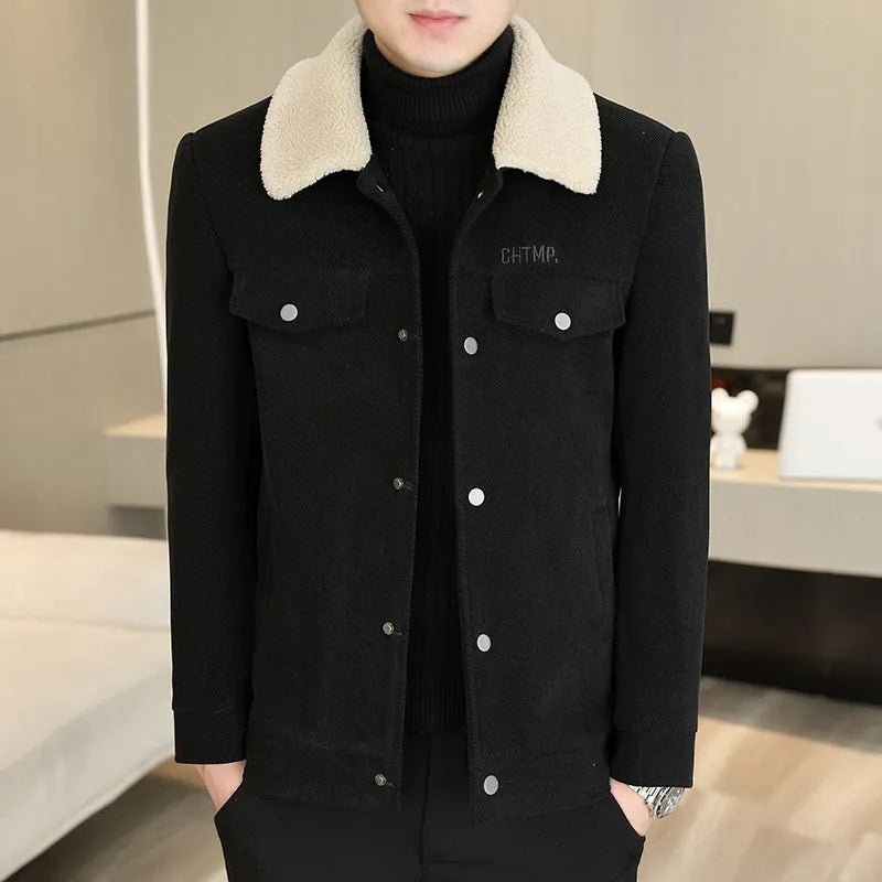 Modische einfarbige Herrenjacke mit Umlegekragen, Knopfleiste und dickem Futter
